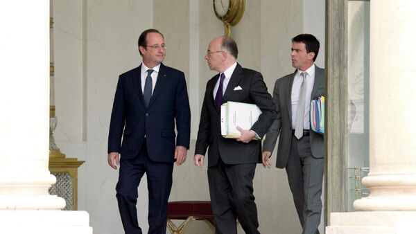 French President Francois Hollande (L) speaks with French Interior minister Bernard Cazeneuve (C) and Prime Minister Manuel Valls. - Sputnik International