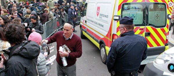 A local resident distributes coffee to reporters gathered at the scene after gunmen stormed a French newspaper, in Paris, Wednesday, Jan. 7, 2015 A local resident distributes coffee to reporters gathered at the scene after gunmen stormed a French newspaper, in Paris, Wednesday, Jan. 7, 2015 - Sputnik International