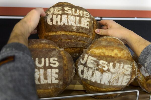 Baker Pascal Clement arranges loafs of bread with Je suis Charlie Baker Pascal Clement arranges loafs of bread with Je suis Charlie - Sputnik International