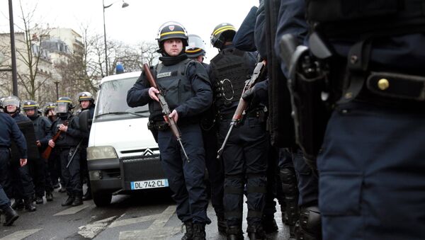 French police officers arrive to take up positions near Porte de Vincennes in Paris on January 9, 2015 - Sputnik International