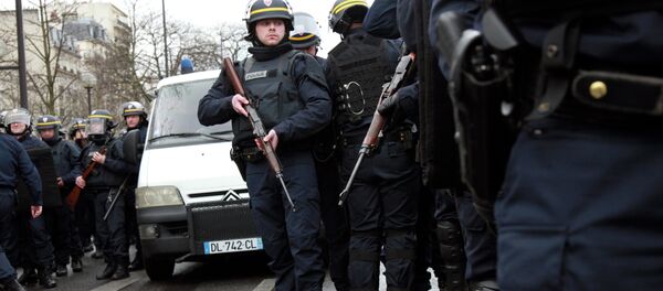 French police officers arrive to take up positions near Porte de Vincennes in Paris on January 9, 2015 French police officers arrive to take up positions near Porte de Vincennes in Paris on January 9, 2015 - Sputnik International