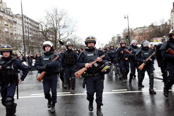 French police officers arrive to take up positions near Porte de Vincennes in Paris on January 9, 2015 French police officers arrive to take up positions near Porte de Vincennes in Paris on January 9, 2015 - Sputnik International
