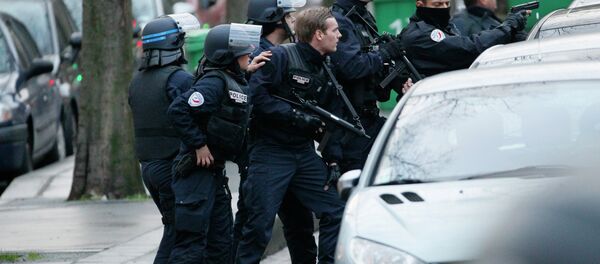 Police stand with their weapons drawn as they surround a bank during an attempted robbery in Paris, near Porte de Saint-Mande, on January 9, 2015 Police stand with their weapons drawn as they surround a bank during an attempted robbery in Paris, near Porte de Saint-Mande, on January 9, 2015 - Sputnik International