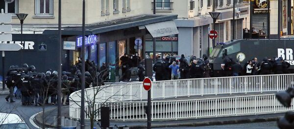 A photo taken on January 9, 2015 shows a general view of members of the French police special forces launching the assault at a kosher grocery store in Porte de Vincennes, eastern Paris - Sputnik International