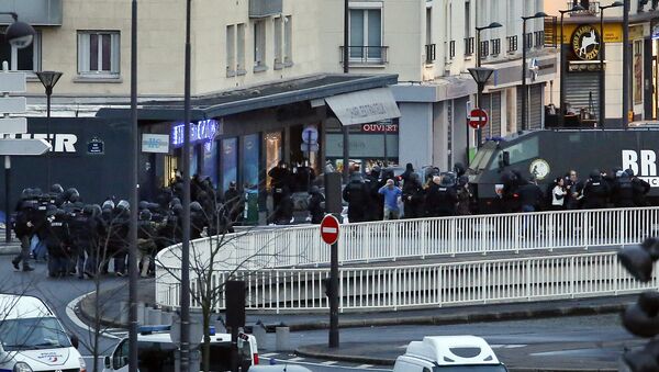 A photo taken on January 9, 2015 shows a general view of members of the French police special forces launching the assault at a kosher grocery store in Porte de Vincennes, eastern Paris - Sputnik International
