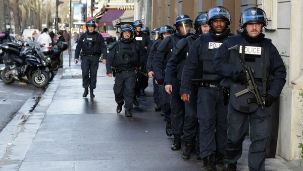 French riot police patrol in central Paris as part of the highest level of Vigipirate security plan after a shooting at the Paris offices of Charlie Hebdo January 9, 2015. - Sputnik International