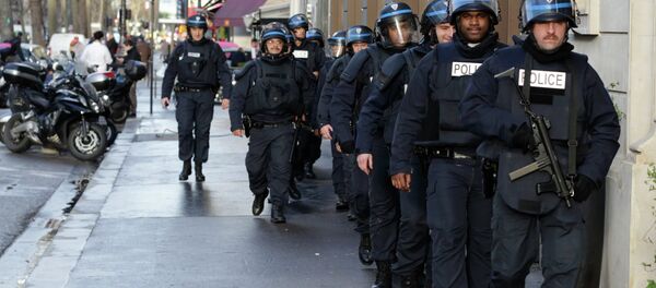 French riot police patrol in central Paris as part of the highest level of Vigipirate security plan after a shooting at the Paris offices of Charlie Hebdo January 9, 2015. - Sputnik International
