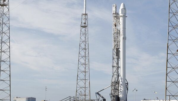 A Falcon 9 rocket carrying the SpaceX Dragon spacecraft - Sputnik International