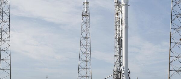 A Falcon 9 rocket carrying the SpaceX Dragon spacecraft - Sputnik International