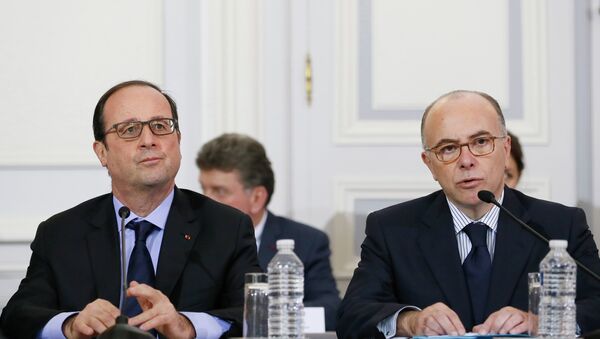 French President Francois Hollande (L) holds a crisis meeting with Interior Minister Bernard Cazeneuve (R) and French prefects at the Interior Ministry in Paris - Sputnik International