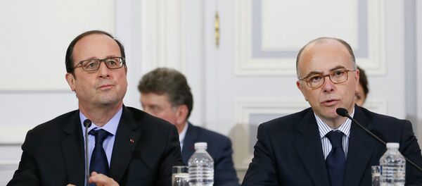 French President Francois Hollande (L) holds a crisis meeting with Interior Minister Bernard Cazeneuve (R) and French prefects at the Interior Ministry in Paris - Sputnik International