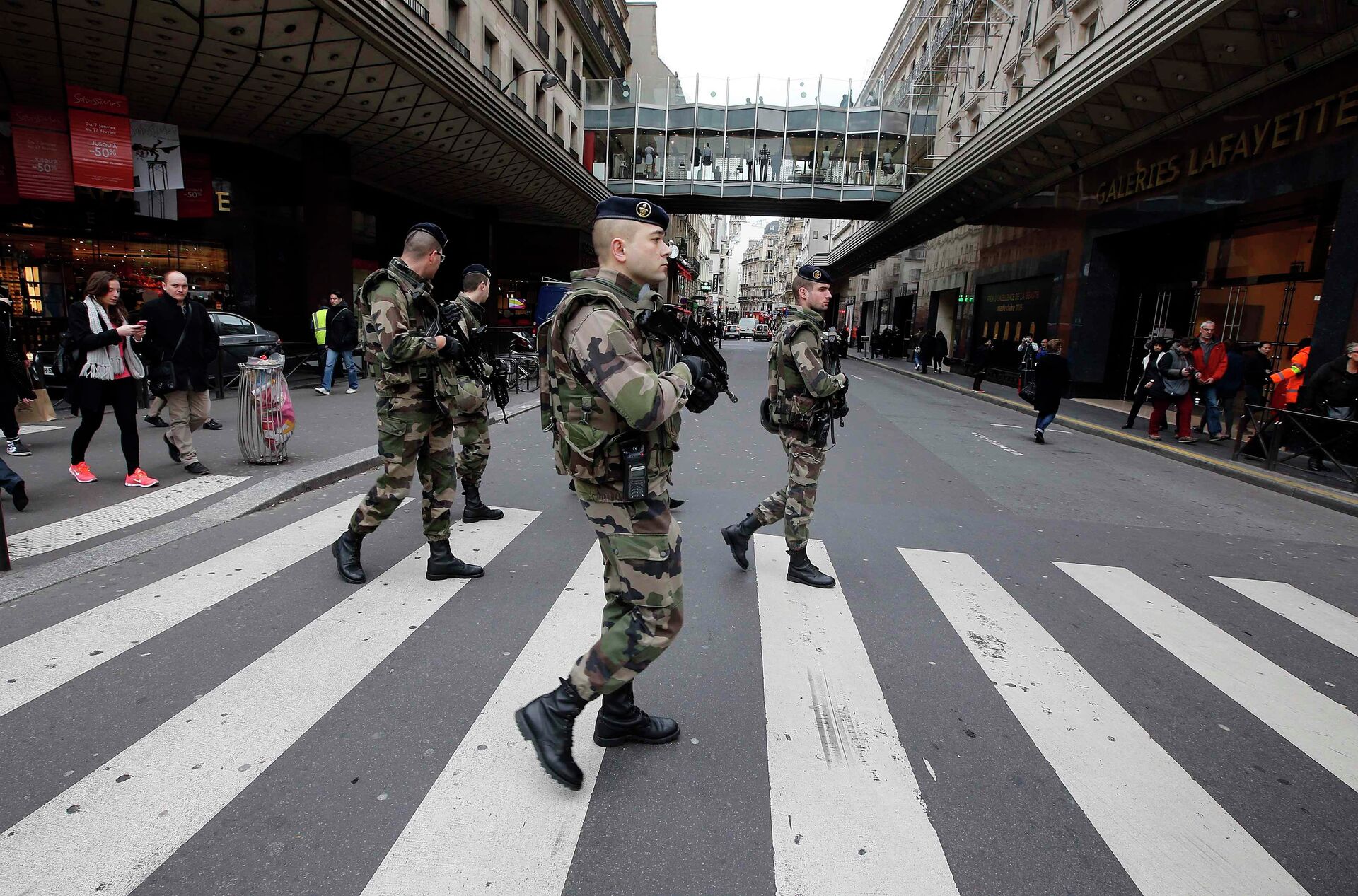 French Military Claims 'a Civil War is Brewing' in France - Sputnik International, 1920, 10.05.2021