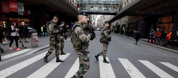 French soldiers patrol in the street near a department store in Paris as part of the highest level of Vigipirate security plan in Paris January 10, 2015. French soldiers patrol in the street near a department store in Paris as part of the highest level of Vigipirate security plan in Paris January 10, 2015. - Sputnik International