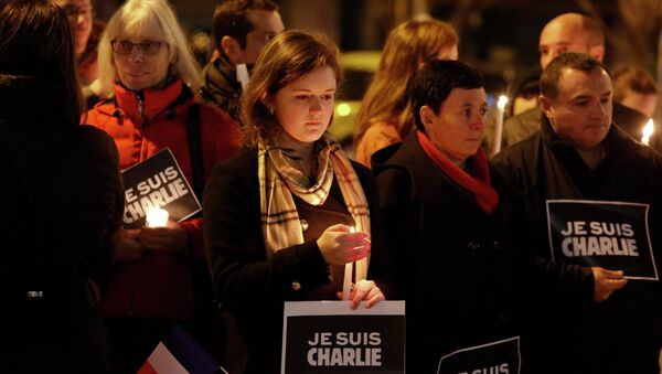 Hundreds of New Yorkers gathered Saturday in Manhattan to show solidarity with those murdered during the three days of terror that gripped France starting with the Wednesday assault on eight French cartoonists, NBC reported - Sputnik International
