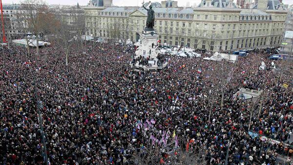 A general view shows Hundreds of thousands of people gathering on the Place de la Republique to attend the solidarity march (Rassemblement Republicain) in the streets of Paris January 11, 2015. - Sputnik International