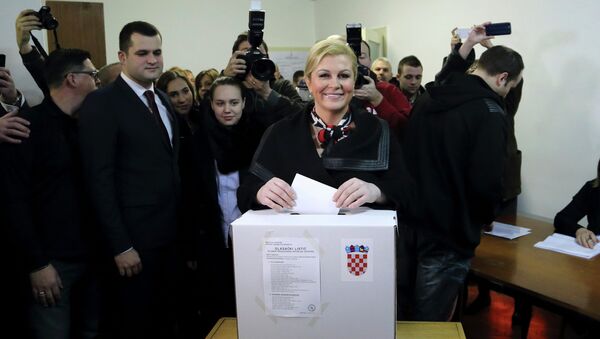 Presidential candidate Kolinda Grabar Kitarovic casts her vote at a polling booth during the presidential run-off election in Zagreb January 11, 2015. - Sputnik International