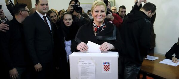 Presidential candidate Kolinda Grabar Kitarovic casts her vote at a polling booth during the presidential run-off election in Zagreb January 11, 2015. - Sputnik International