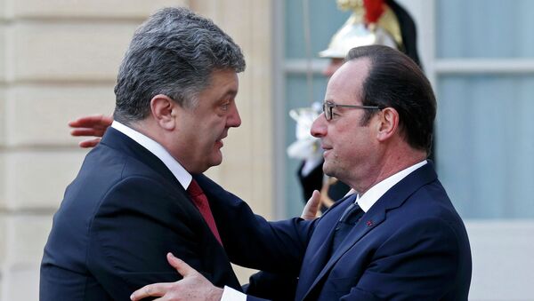 French President Francois Hollande (R) welcomes Ukrainian President Petro Poroshenko (L) at the Elysee Palace before attending a solidarity march (Marche Republicaine) in the streets of Paris January 11, 2015. - Sputnik International