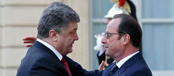 French President Francois Hollande (R) welcomes Ukrainian President Petro Poroshenko (L) at the Elysee Palace before attending a solidarity march (Marche Republicaine) in the streets of Paris January 11, 2015. French President Francois Hollande (R) welcomes Ukrainian President Petro Poroshenko (L) at the Elysee Palace before attending a solidarity march (Marche Republicaine) in the streets of Paris January 11, 2015. - Sputnik International