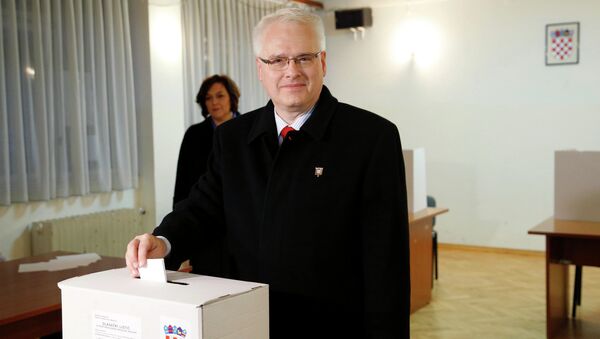 Croatian President and presidential candidate Ivo Josipovic casts his vote at a polling booth during the presidential run-off election in Zagreb - Sputnik International