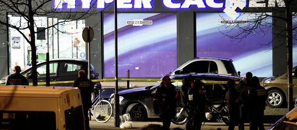 French police officers investigate the scene at the Hyper Casher kosher grocery store near Porte de Vincennes - Sputnik International