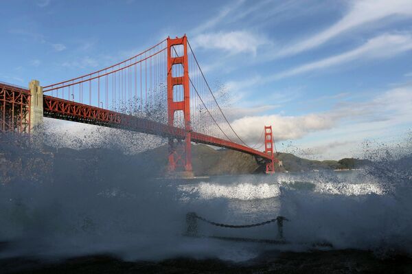 Waves crash against a sea wall in San Francisco Bay beneath the Golden Gate Bridge in San Francisco Waves crash against a sea wall in San Francisco Bay beneath the Golden Gate Bridge in San Francisco - Sputnik International