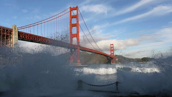 Waves crash against a sea wall in San Francisco Bay beneath the Golden Gate Bridge in San Francisco - Sputnik International