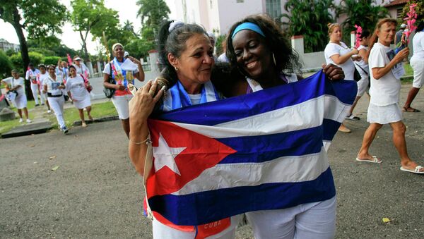 Recently released dissidents Aide Gallardo (L) and Sonia Garro hold the Cuban national flag during a march in Havana - Sputnik International