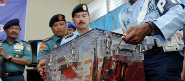 Indonesian military policemen carry the flight data recorder from AirAsia QZ8501 into a media briefing at the airbase in Pangkalan Bun, Central Kalimantan - Sputnik International