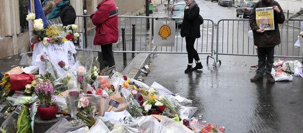 People gather to pay tribute to the satirical newspaper Charlie Hebdo in front of the weekly's office - Sputnik International