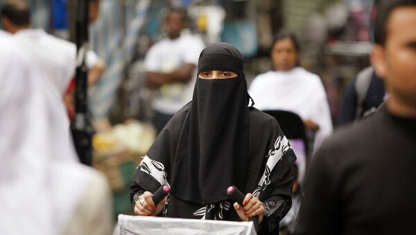 A women shops in Whitechapel, East London, she is wearing a berka / burqa. - Sputnik International