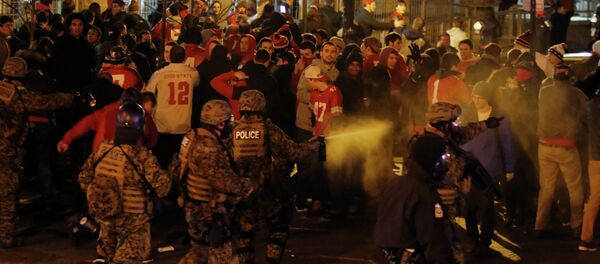 Police officers try to disperse the crowd of Ohio State fans - Sputnik International