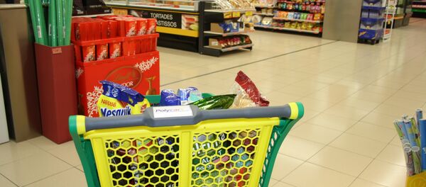 Plastic grocery trolley at supermarket. Plastic grocery trolley at supermarket. - Sputnik International