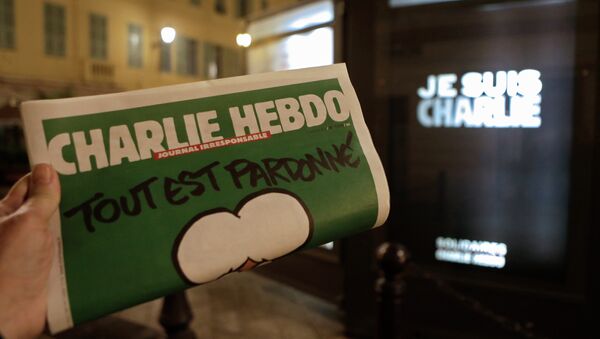 Charlie Hebdo newspaper is displayed next a newsstand with a poster reading  I am Charlie in Nice southeastern France - Sputnik International