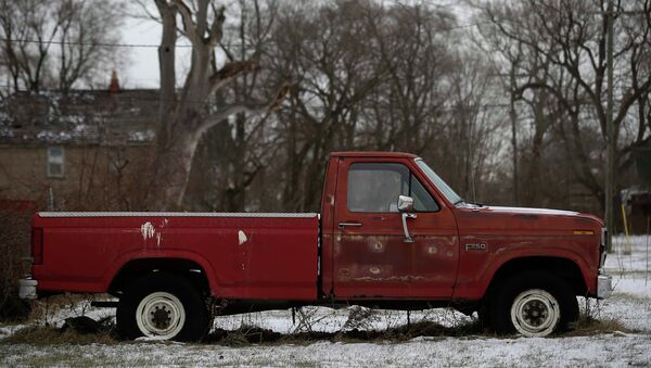 An older Ford F-250 pick-up truck with rust spots sits in the yard of a home in Detroit, Michigan January 8, 2015 - Sputnik International