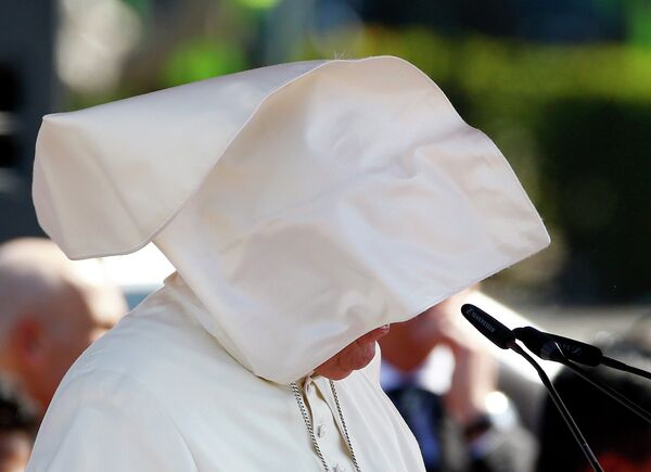 Pope Francis and His Flyaway Vestments - Sputnik International