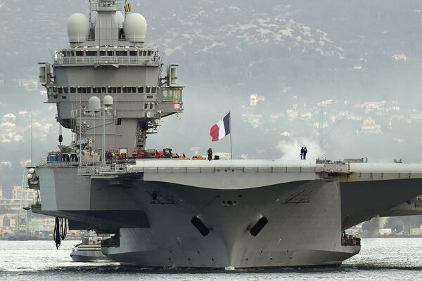 French aircraft carrier Charles-de-Gaulle sets sail from the southern French port of Toulon on January 13, 2015 before taking part in military operations in the Gulf - Sputnik International