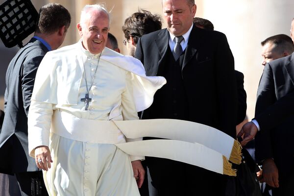 Pope Francis and His Flyaway Vestments - Sputnik International