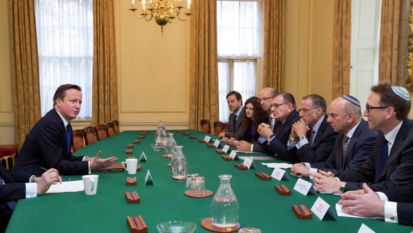 British Prime Minister David Cameron (L) talks with members of the Jewish Leadership Council including Gerald Ronson (4L) and Jonathan Goldstein (R) during their annual meeting at 10 Downing Street in London on Janurary 13, 2015 - Sputnik International