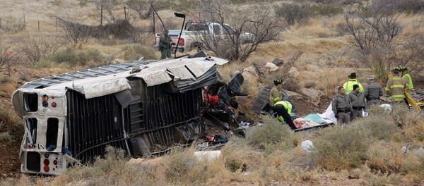 Officials investigate the scene of a prison transport bus crash in Penwell, Texas, Wednesday, Jan. 14, 2015 - Sputnik International