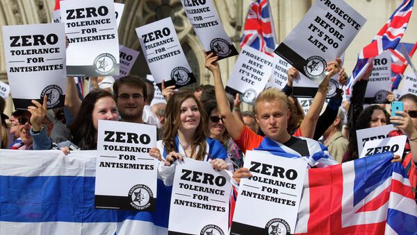 People hold placards and Israeli and Union flags outide the Royal Courts of Justice as Jewish groups rally in London on August 31, 2014 - Sputnik International