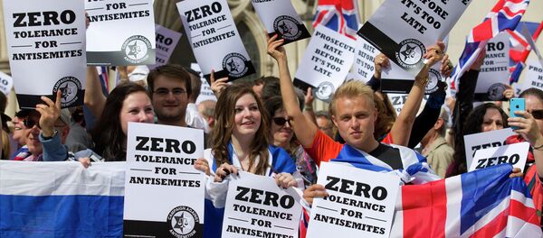 People hold placards and Israeli and Union flags outide the Royal Courts of Justice as Jewish groups rally in London on August 31, 2014 - Sputnik International