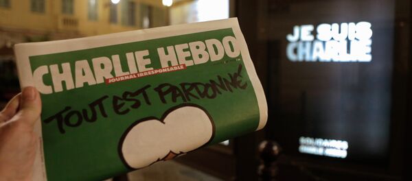 Charlie Hebdo newspaper is displayed next a newsstand with a poster reading  I am Charlie in Nice southeastern France - Sputnik International