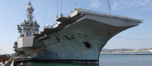 French aircraft carrier Charles-de-Gaulle sets sail from the southern French port of Toulon on January 13, 2015 before taking part in military operations in the Gulf - Sputnik International