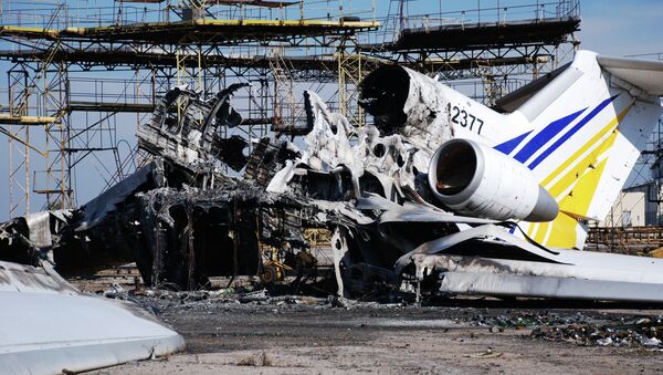 A burned plane at Donetsk airport - Sputnik International
