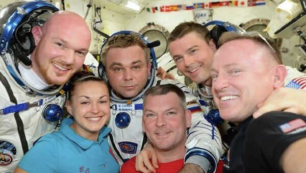 ESA astronaut Alexander Gerst, Roscosmos cosmonaut Elena Serov, Maxim Shur, Alexander Samokutyaev, NASA astronauts Reid Wiseman and Barry Wilmore (left to right) on board the ISS - Sputnik International