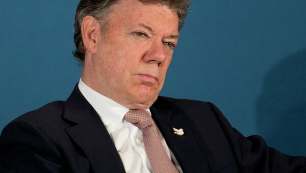 Colombia's President Juan Manuel Santos listens as former U.S. President Bill Clinton - Sputnik International