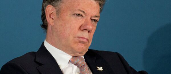 Colombia's President Juan Manuel Santos listens as former U.S. President Bill Clinton - Sputnik International
