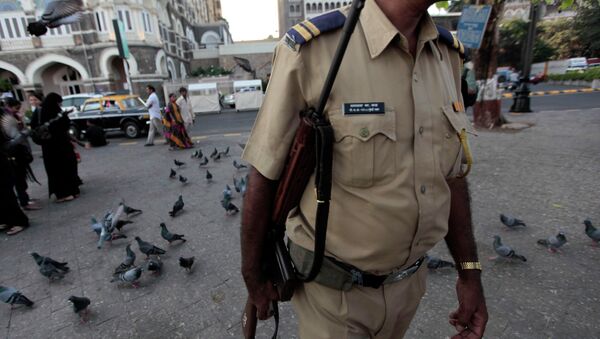 An Indian policeman patrols outside the Taj Mahal hotel in Mumbai - Sputnik International