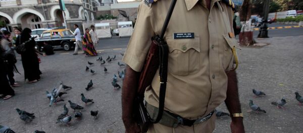 An Indian policeman patrols outside the Taj Mahal hotel in Mumbai - Sputnik International